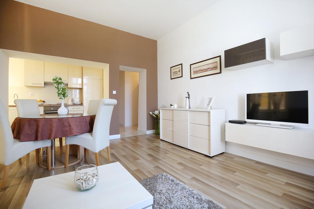 Bay View Apartment *